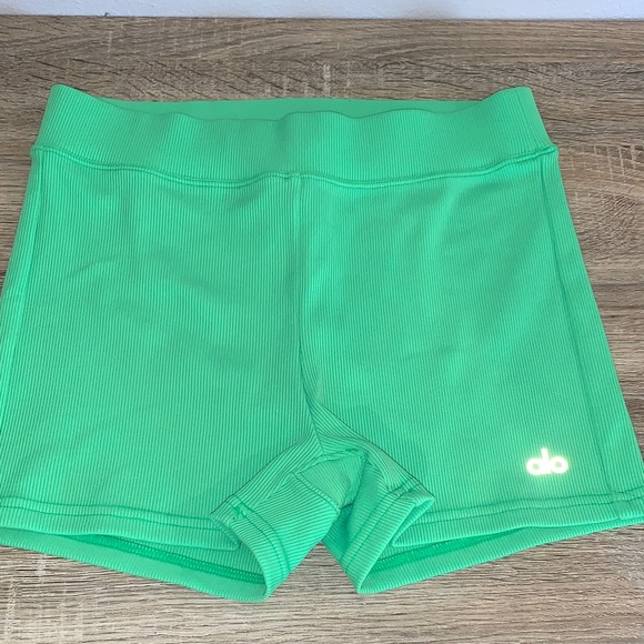 ALO Green Crop Top and Shorts Set SIZE SMALL - Picture 2 of 7